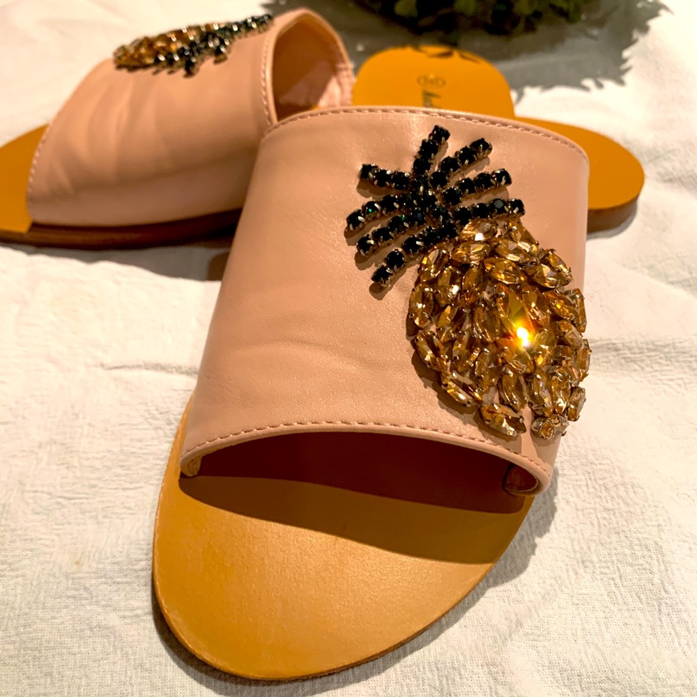 Nude pink flat sandals with crystals.